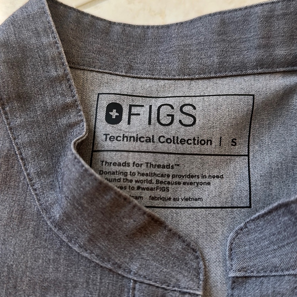 Figs scrubs small top and medium bottom